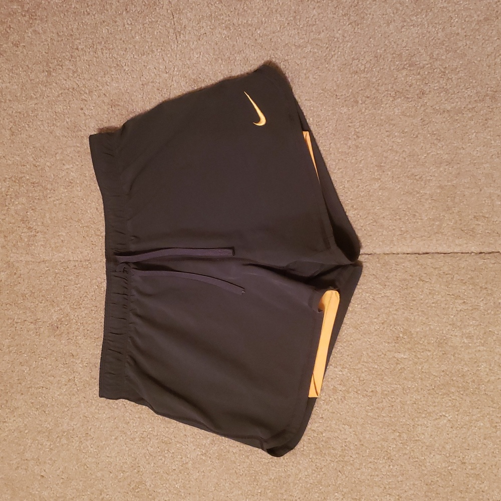Nike Women's Phantom Dual Lined 2-in-1 Shorts
